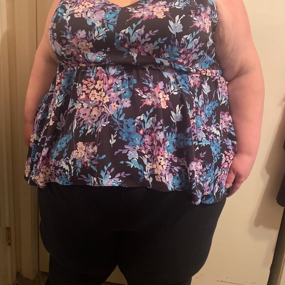 torrid Plus-Size Peplum V Neck Camisole, Floral, Size 6X - Picture 1 of 3